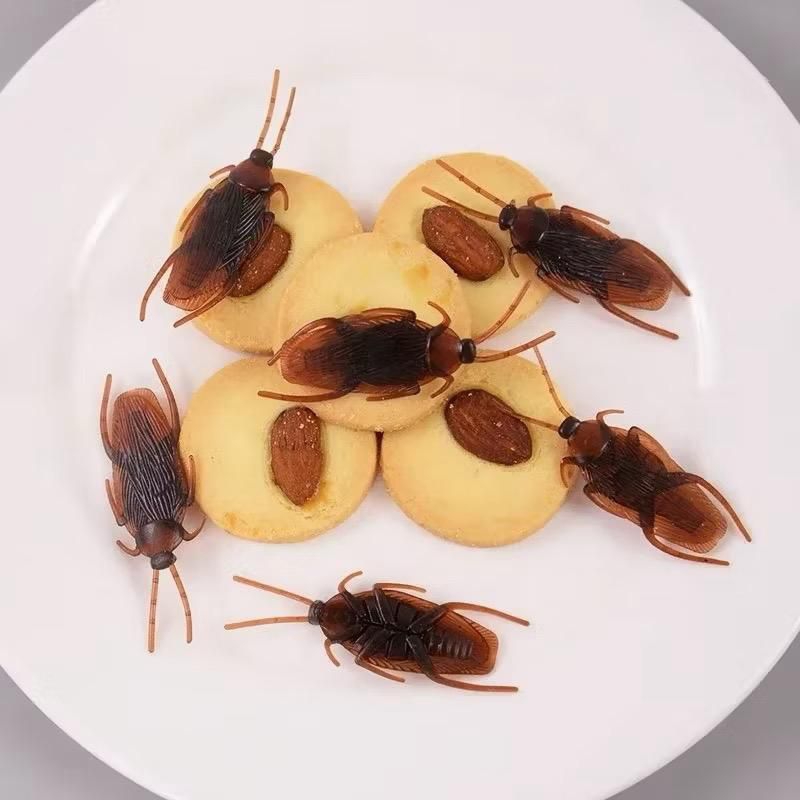 Kit com 100/200/300/400  Barata Falsa De Mentira Brinquedo Pegadinha Brincadeira Realista Mágica Truque