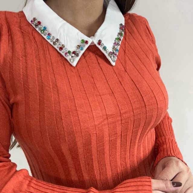 Blusa malha de manga comprida com gola bordada em pedrarias