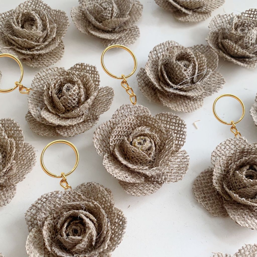 Chaveiro de rosas de juta para lembrancinhas brindes