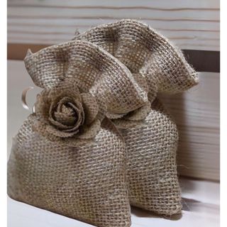 Saquinho de juta com rosa e cordao de cetim 10 x 13 cm