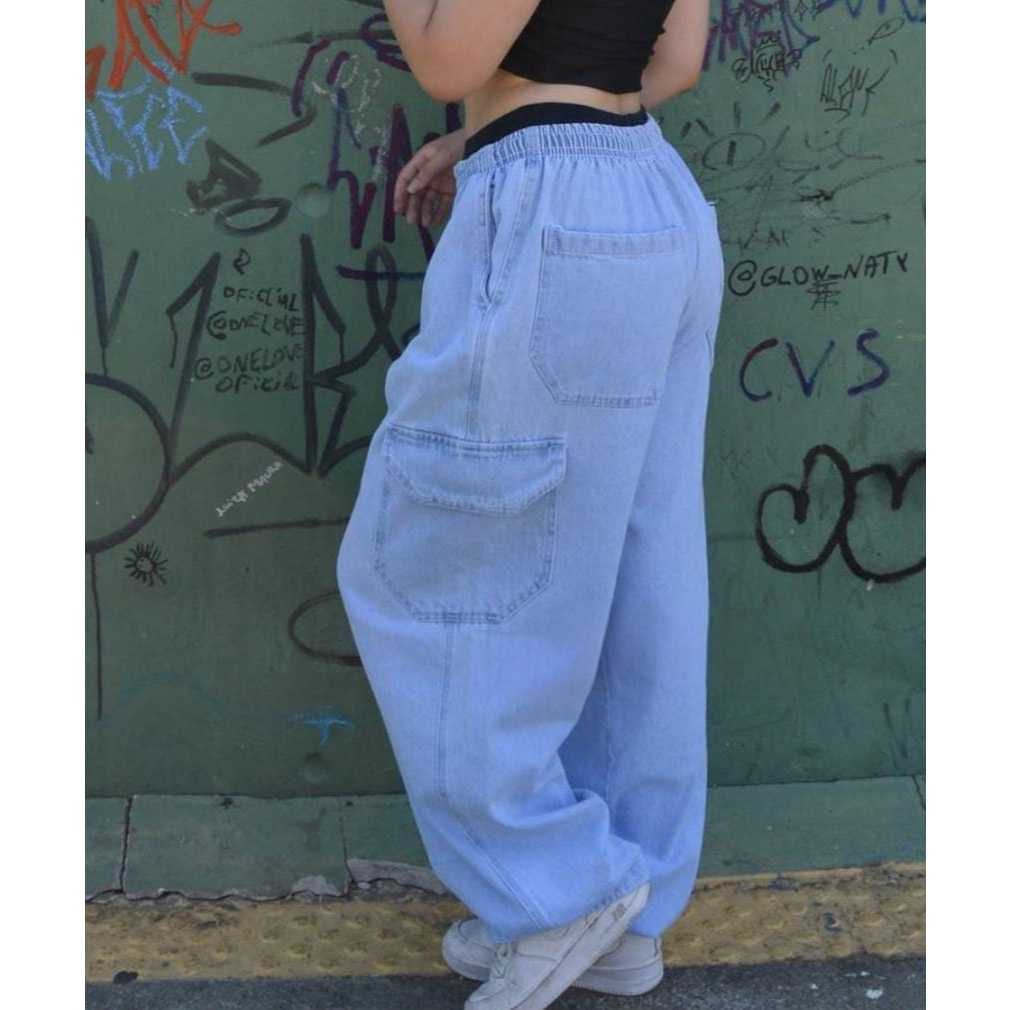 CALÇA CARGO JEANS FEMENINI CLARA POSSUI 5 BOLSOS E CORDÃO NACINTURA PRA REGULAGEM em Oferta na Shopee