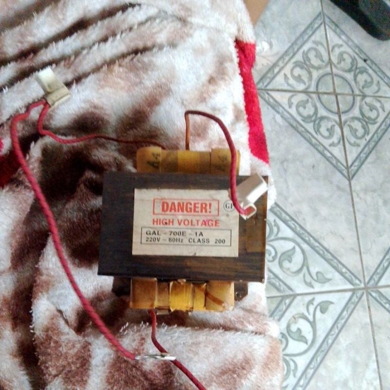 transformador alta tensão para microondas(700E-1A)(Usado)220V