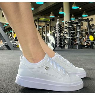 tenis branco casual e academia sapato feminino tenis coraçao em Oferta na Shopee