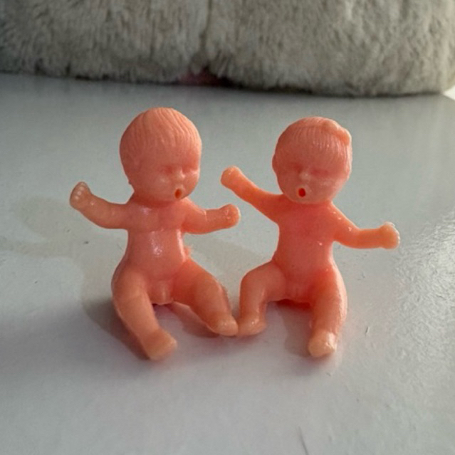 30 mini bebês de plástico e acessórios e/ou tags Nazaré Tedesco