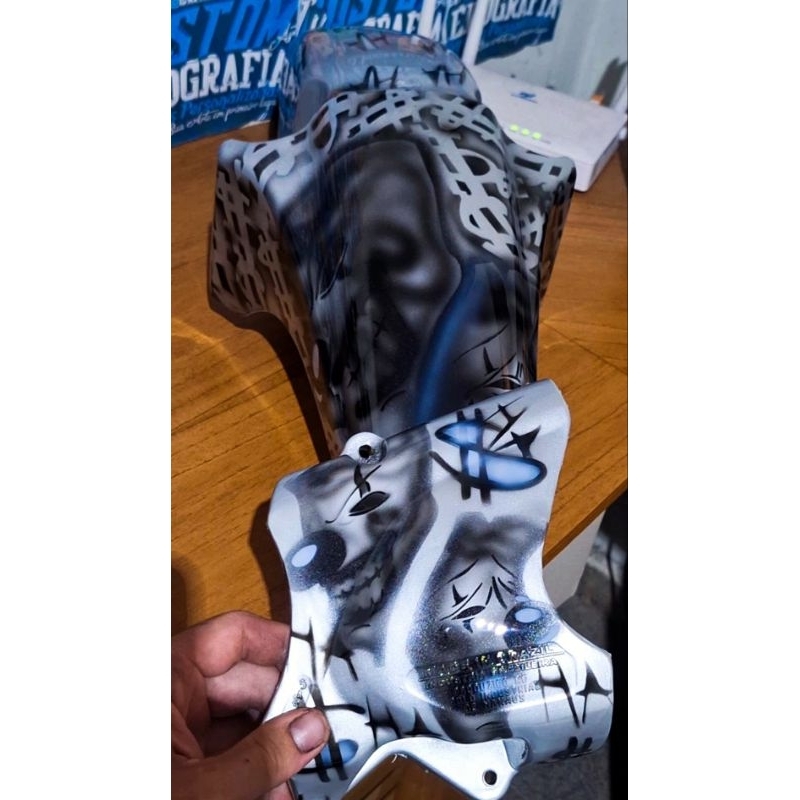 Kit Paralama + Protetor de Pinhão Da Cg 150cc Titan com Bacalhau Graffitado Chora Agora e Ri Depois