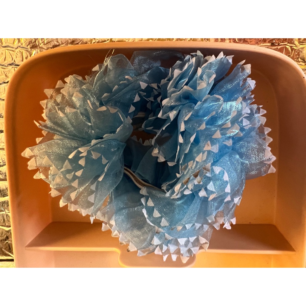 Enfeite para Cabelo Luxo Scrunchies Frufru Xuxa Fashion Moda - Tule Pompom azul claro