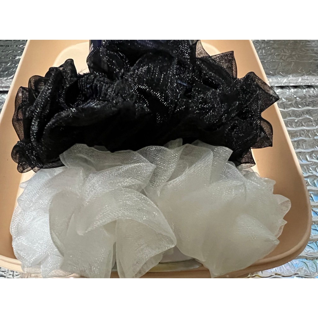 Enfeite para Cabelo Luxo Scrunchies Frufru Xuxa Fashion Moda - Tule Pompom branco/preto