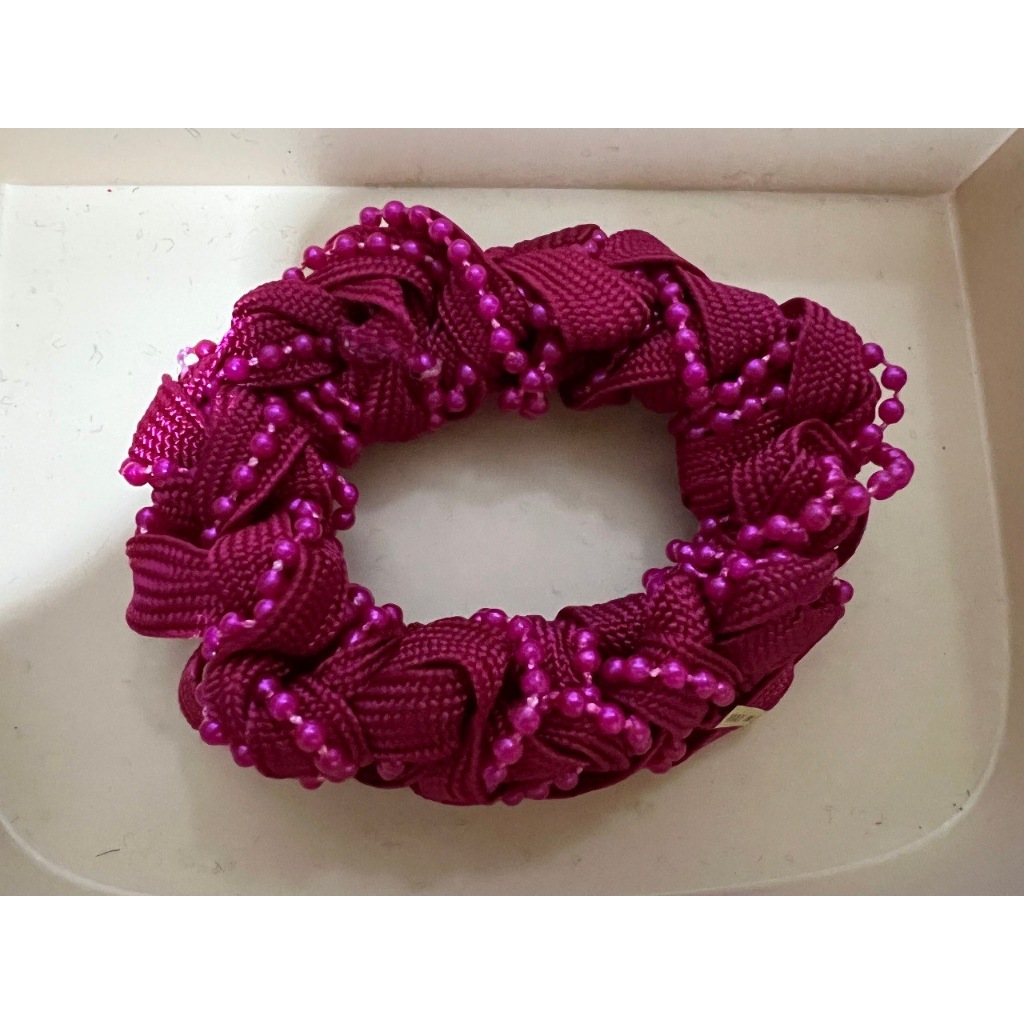 Enfeite para Cabelo Luxo Scrunchies Frufru Xuxa Fashion Moda - Tecido Elos rosa com Perolas rosa