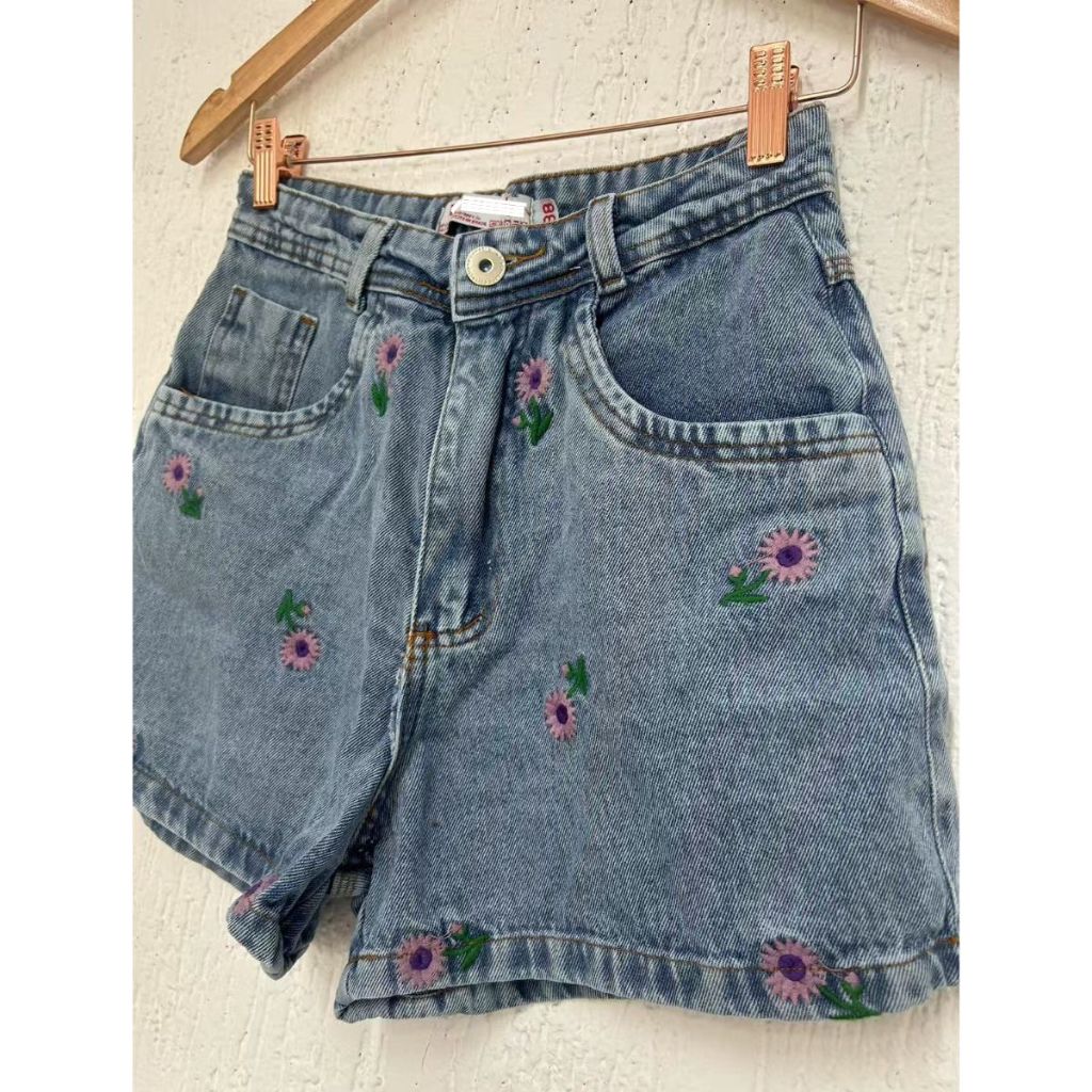 Short Jeans feminina com Bolso Bermuda Feminina Com Estampa De Flor