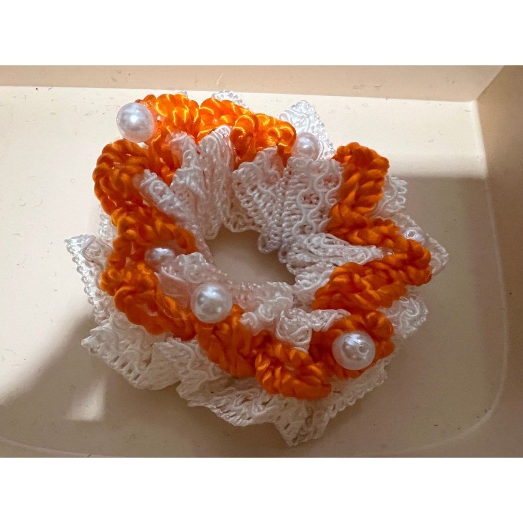 Enfeite para Cabelo Luxo Scrunchies Frufru Xuxa Fashion Moda -  Renda com Perolas branco/laranja