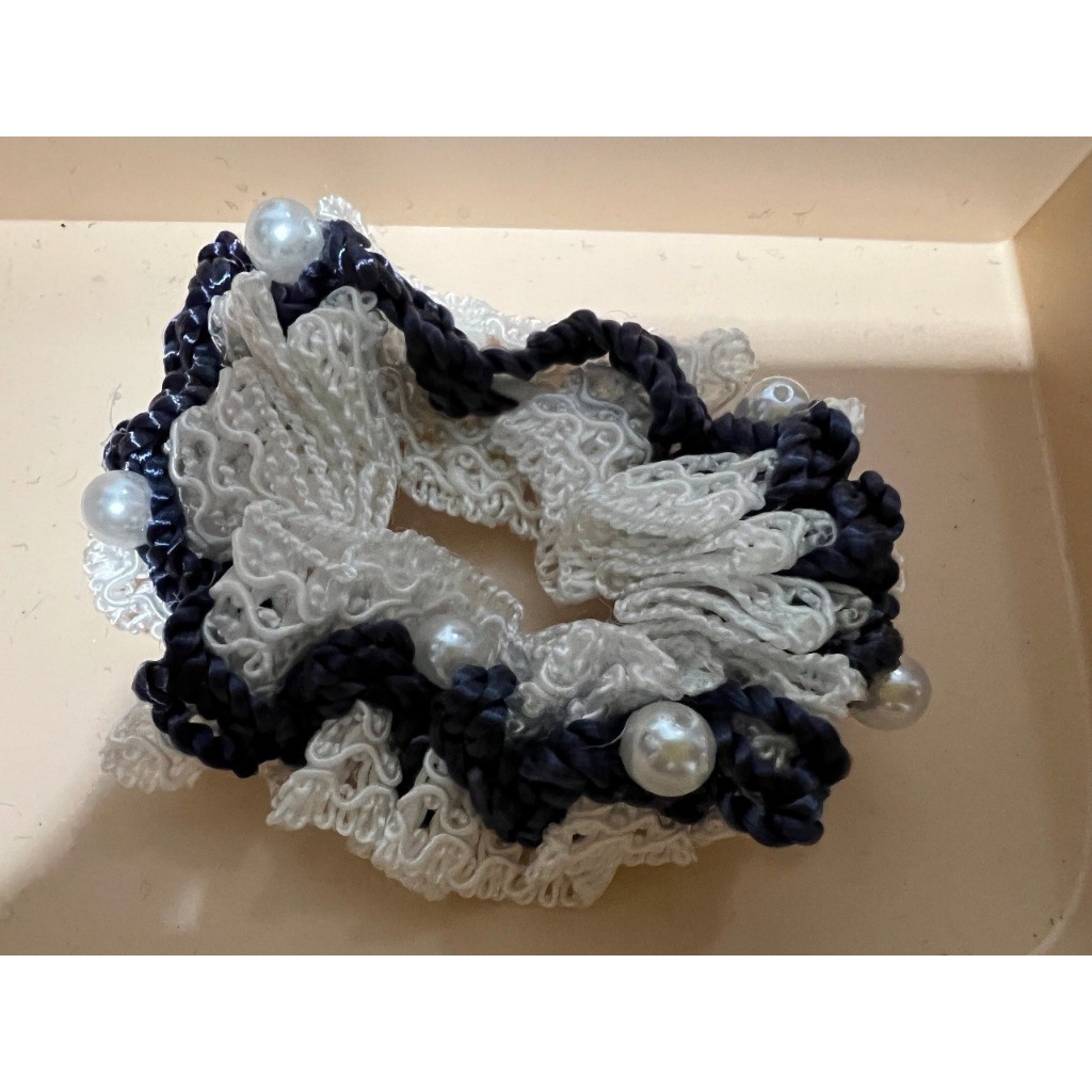 Enfeite para Cabelo Luxo Scrunchies Frufru Xuxa Fashion Moda -  Renda com Perolas branco/lazul escuro