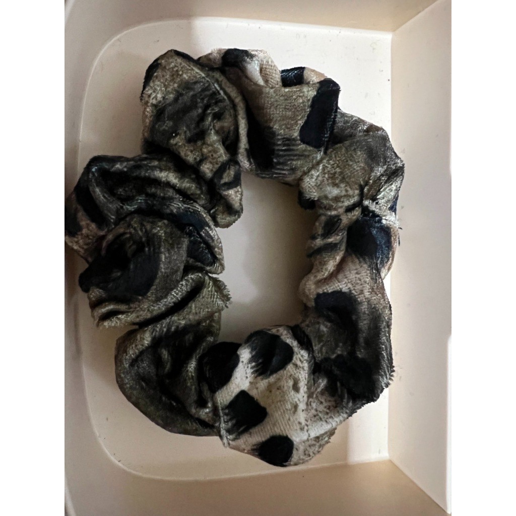 Enfeite para Cabelo Luxo Scrunchies Frufru Xuxa Fashion Moda -  Veludo Onça marrom