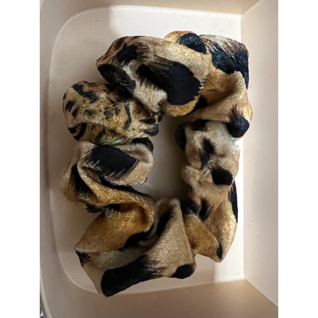 Enfeite para Cabelo Luxo Scrunchies Frufru Xuxa Fashion Moda -  Veludo Onça dourado