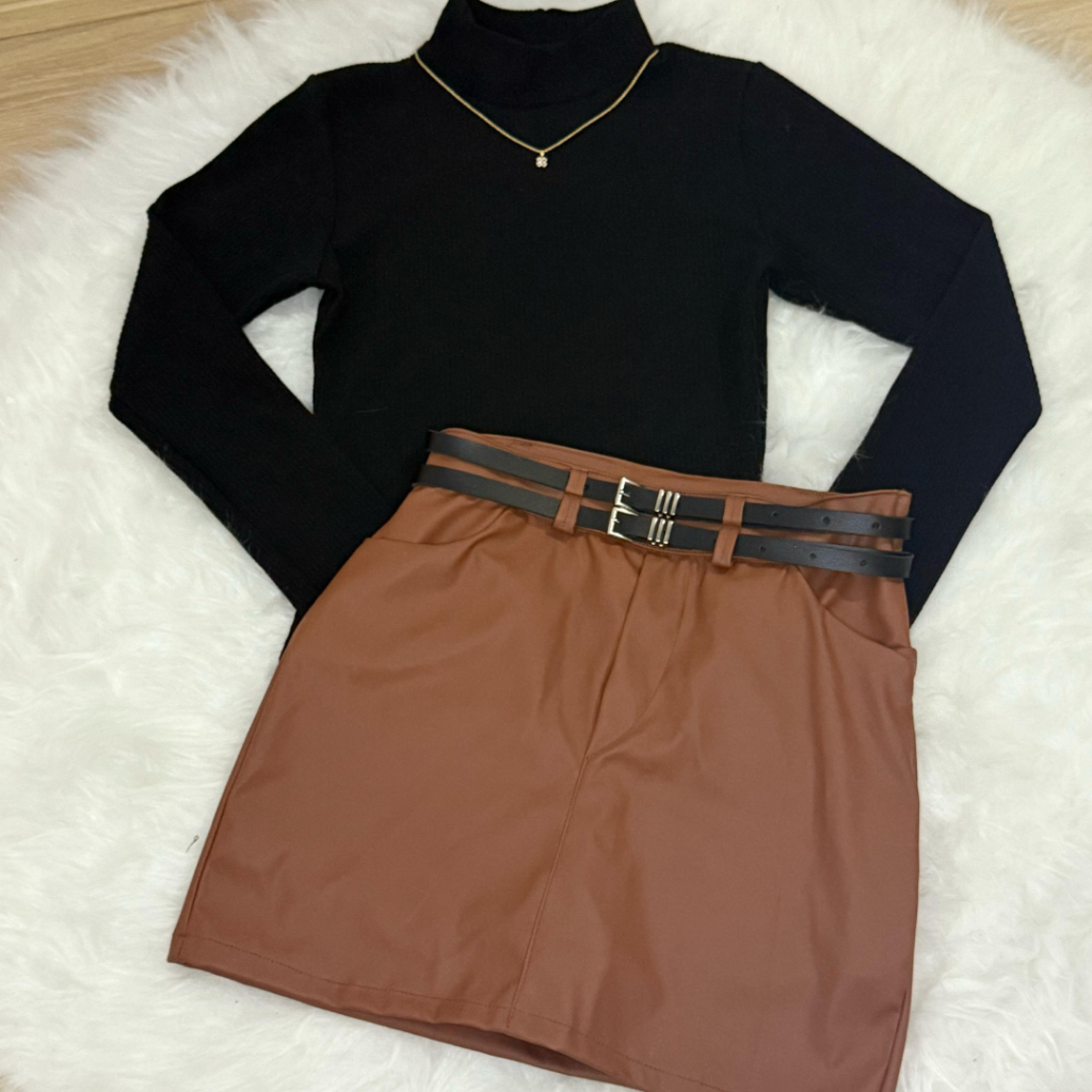 Conjunto short saia de courinho fake com bolso e dois cintos de brinde Body manga longa de gola alta Modinha Inverno