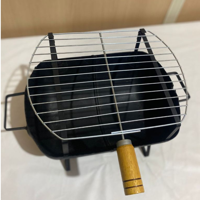 MINI CHURRASQUEIRA PORTÁTIL REFORCADA COM GRELHA DE INOX E ALÇA em Oferta na Shopee