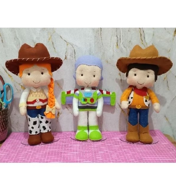 vela Boneco em feltro Woody, Buzz Lightyear, Jessie Toy Story em feltro.