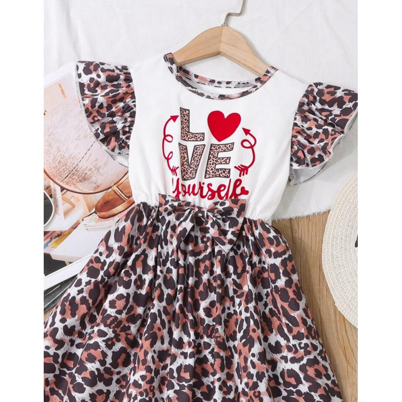 Vestido infantil leopardo & carta gráfica acabamento de babados