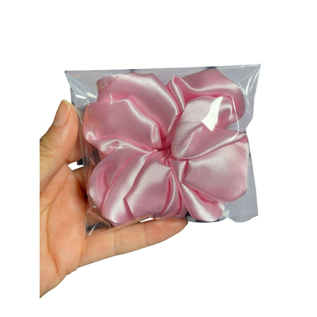 Xuxa de cetim cor Rosa mimo scrunchie tamanho grande