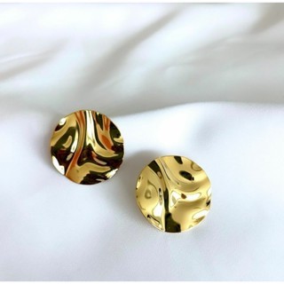 Brinco Chapa Martelado Banhado a Ouro Design Sofisticado e Cheio de Estilo Potere Semijoias