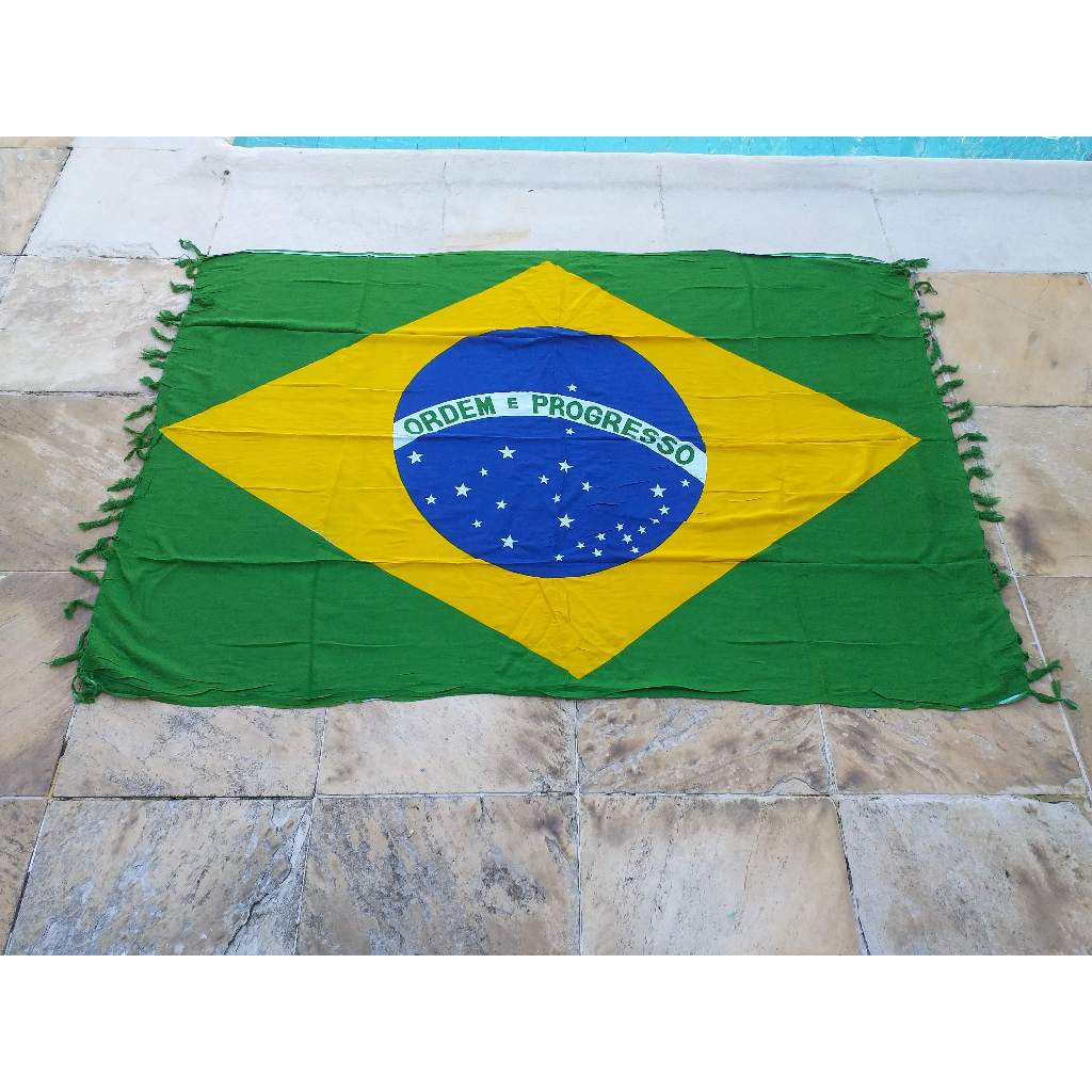 Canga de praia do Brasil em estampa com cores vivas e da nossa pátria