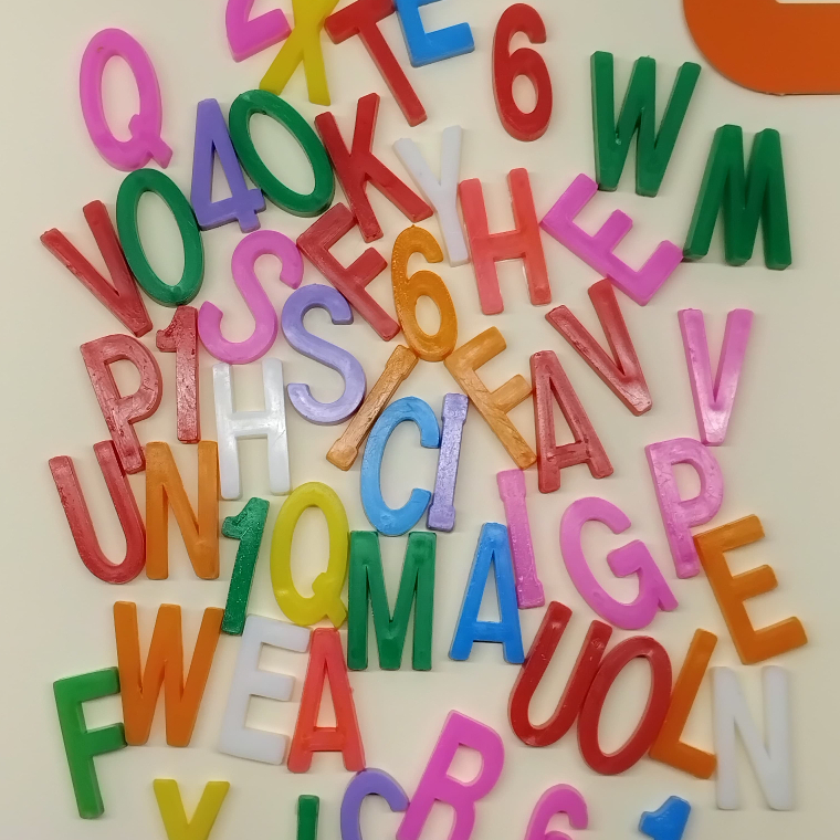 Letras e Numeros de Plastico SORTIDOS em Oferta na Shopee