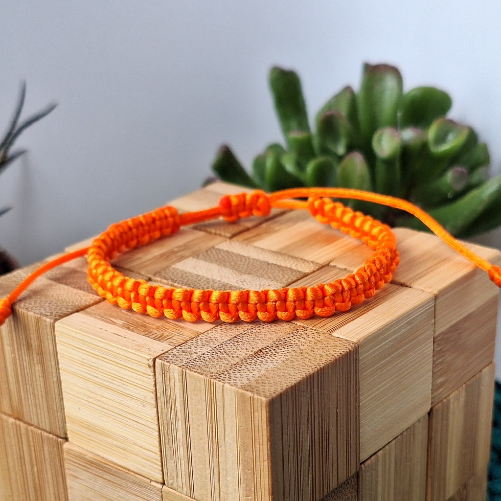 Pulseira Macrame Laranja de Fio de Seda Regulável