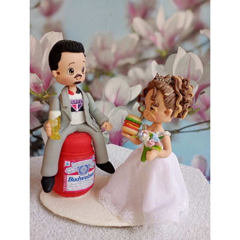 Topo de Bolo Personalizado de Luxo em Biscuit com Casal Fast Food Noivo sentado no Barril de Chopp
