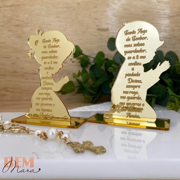 Lembrancinha de Luxo Menino/a Orando em Acrílico Com Oração do Santo Anjo