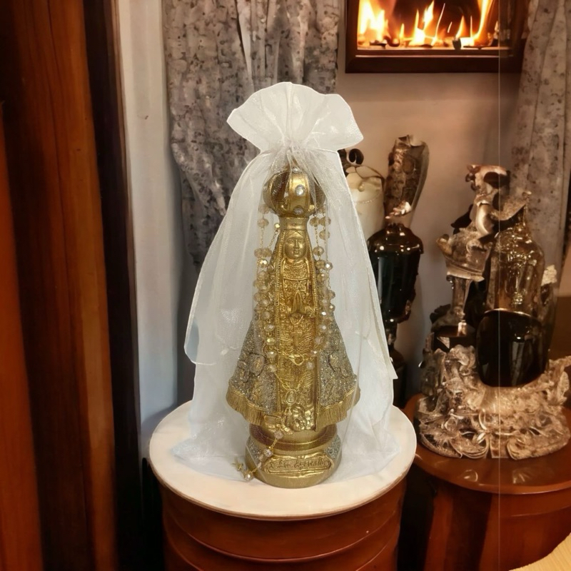 Kit Dia das Mães Imagem Nossa Senhora Aparecida Dourada em Resina 15 cm + Terço Cristal Dourado Dia das Mães