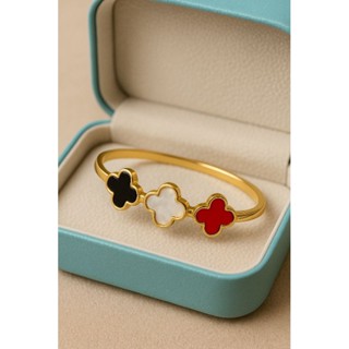 Bracelete Dourado Feminino de Aço Inoxidável com Trevos Coloridos – Preto, Branco e Vermel...