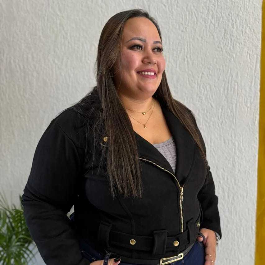 Jaqueta PLUS SIZE suede super estilosa com fivela, zíper e botões dourados