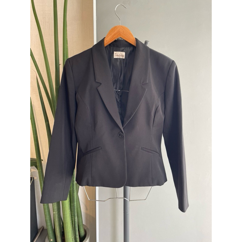 Blazer Feminino, preto com ombreira, forrado.
