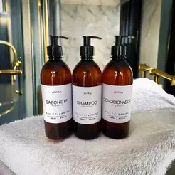 Kit com 3 Dispensers Âmbar de 500ml com Válvula Pump – Ideal para Sabonete, Shampoo e Condicionador | Estilo Minimalista