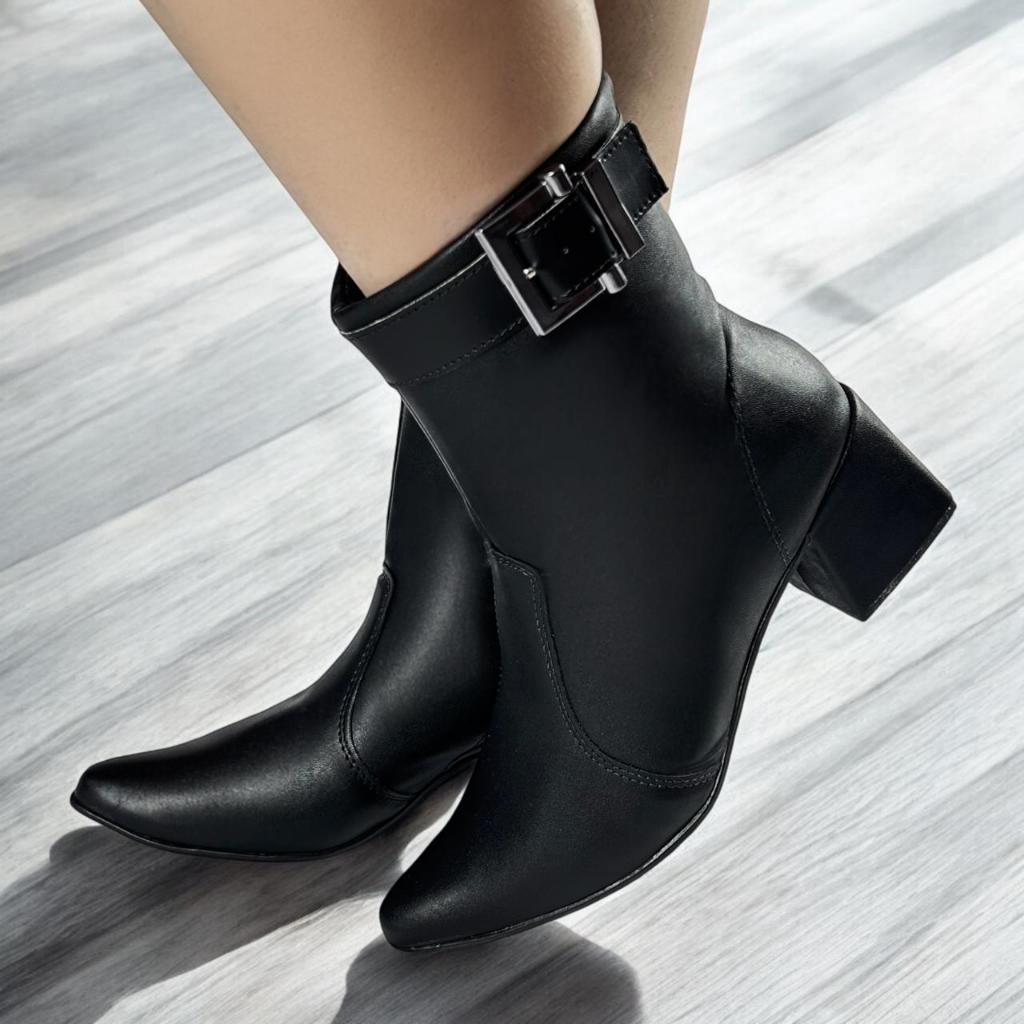 BOTA FEMININA BICO FINO COM ZIPER DETALHE EM FIVELA MODELO CINTIA