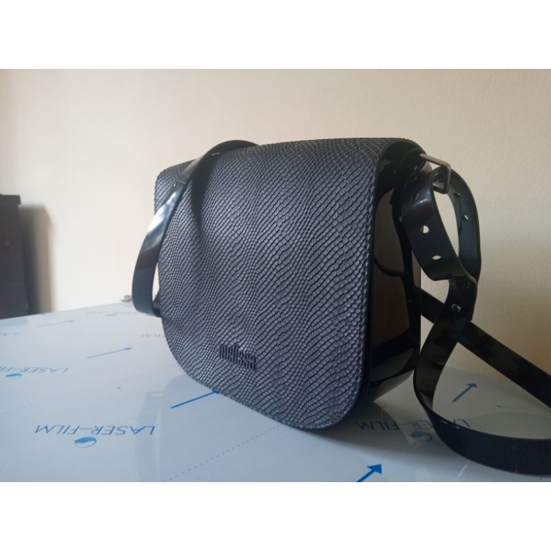 bolsa melissa essential shoulder snake preta