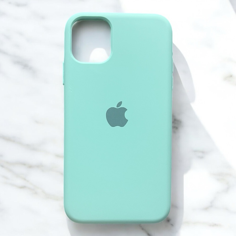 Capinha Capa VERDE ÀGUA  Para iPhone 11 12 13 14 15 16 XR X XS 6 6s 7 8 Plus Pro Max 16E Silicone Aveludada Com Logo - detalhe