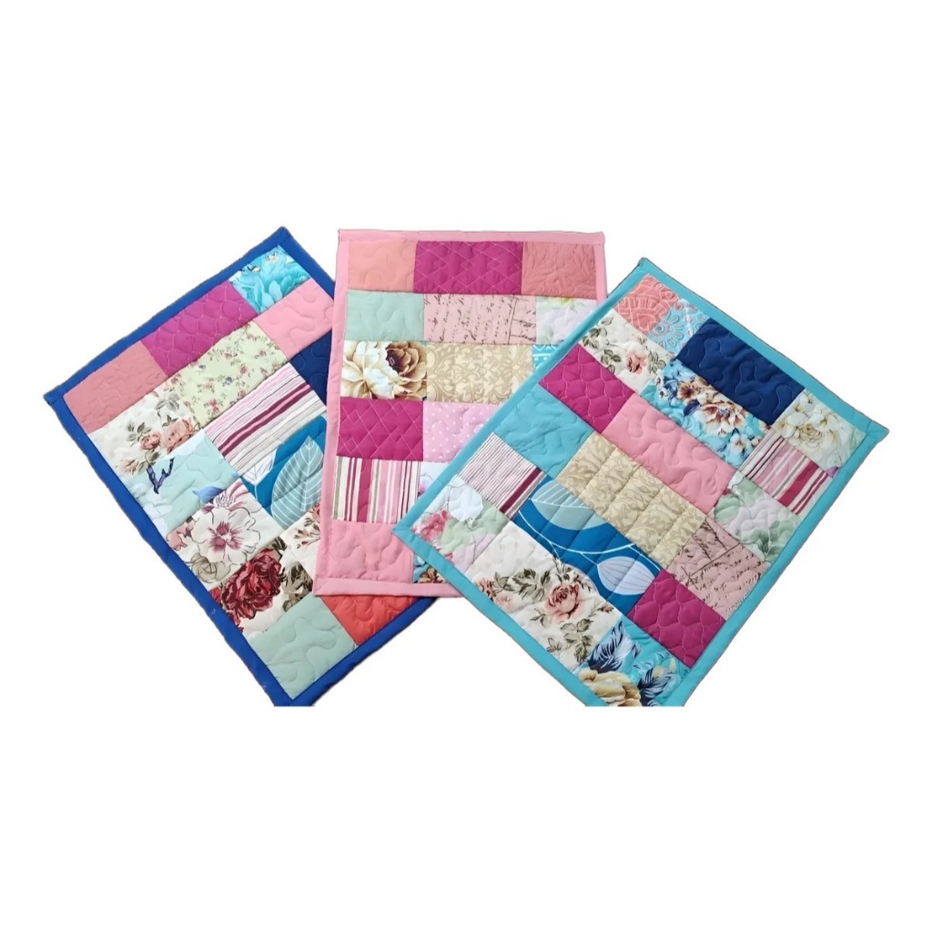 03 Tapete de Retalhos Matelassê CORES SORTIDAS Medida 70cmx50cm Forrado Matelasse-Matelado Tapete Patchwork