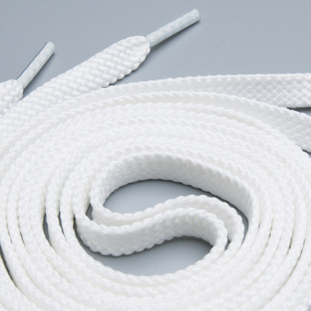 Cadarço Branco Achatado 140cm em Poliéster – Ideal para Tênis, Sapatênis e Calçados Casuais