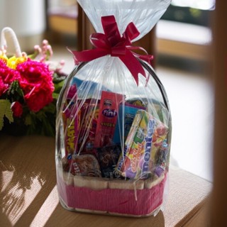 CESTA PRESENTEÁVEL COM 20 DOCES CHOCOLATE BALAS BOMBONS GULOSEIMAS SNACK ELMA CHIPS FINI DIA DAS MÃES NAMORADOS PRESENTE em Oferta na Shopee