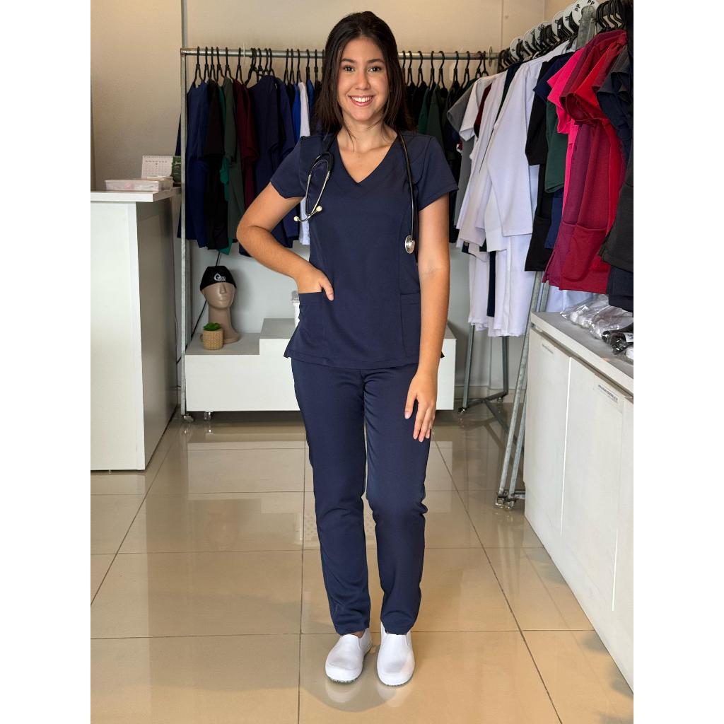 PIJAMA CIRURGICO SCRUB FEMININO MODELO TRADICIONAL DECOTE V NO TECIDO DE TWOWAY