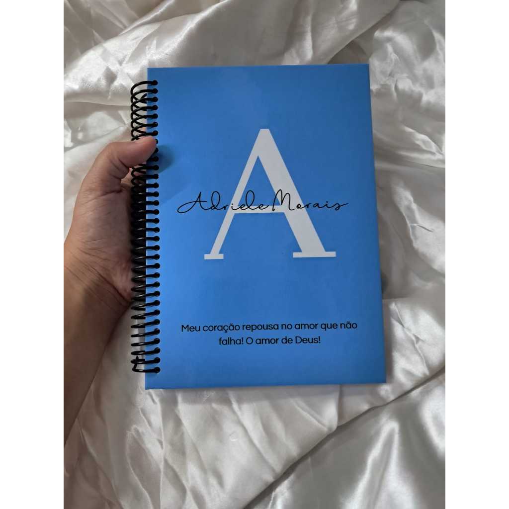 Caderno Personalizado 14x20cm | Capa Moderna com Inicial Colorida e Nome | Estilo Exclusivo em Oferta na Shopee