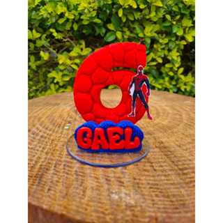 VELA HOMEN ARANHA PERSONALIZADO COM O PERSONAGEM, NOME E IDADE, ACOMPANHA O PAVIO. em Oferta na Shopee