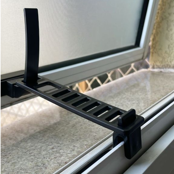 Trava para Janela Basculante do Banheiro / Ajustável Com REGULAGEM Proteção para Crianças e Pets em Oferta na Shopee