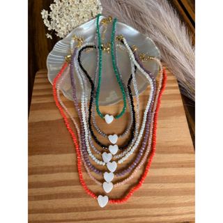 Colar Feminino de Cristais 2mm com Coração de Madrepérola | Colar Curto Delicado e Minimalista em Oferta na Shopee