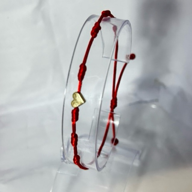 Pulseira 7 nós vermelha com coração dourado