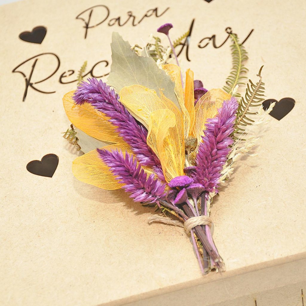 Caixa recordação mdf com buquê de flores secas momentos especiais 10x25x25 cm