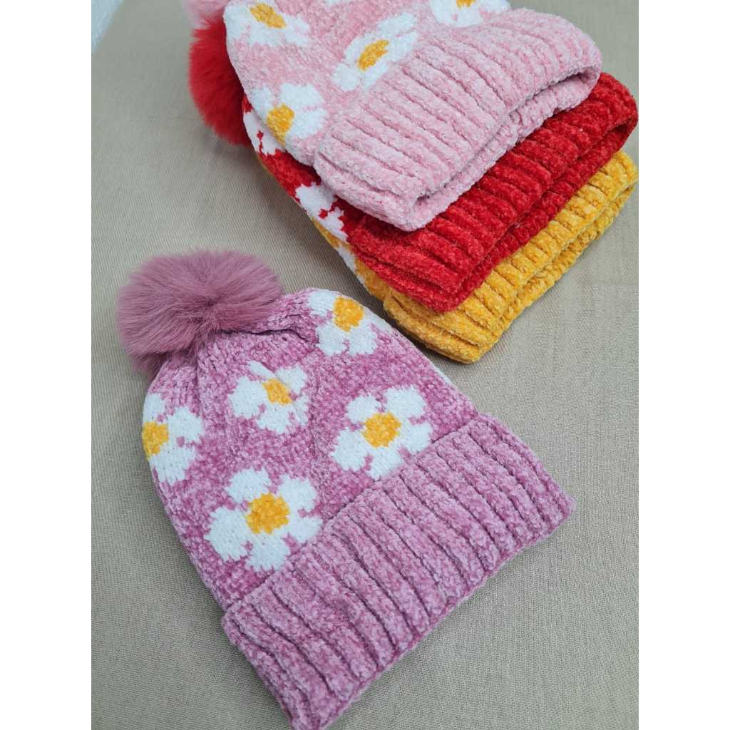 Touca Gorro menina com estampa de flor e um lindo Pompom