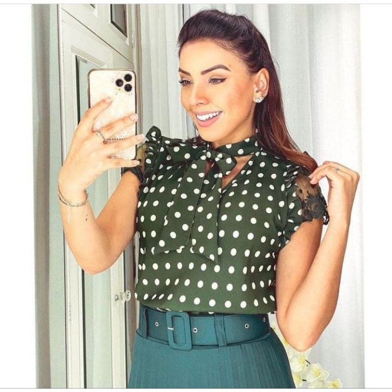 Blusa Crepe Poá Bolinha com Laço Manga Curta Rendada