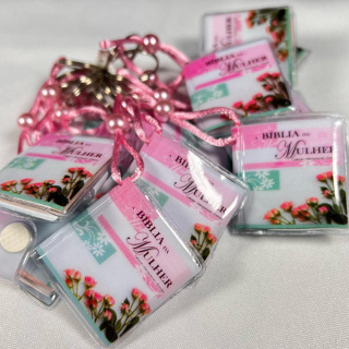 Chaveiro Evangélico Bíblia da Mulher com detalhes em verde. Kit com 12 unidades. em Oferta na Shopee