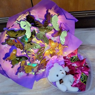 buquê de borboletas 3D luxo montado com led pequeno urso chaveiro com bombons em Oferta na Shopee
